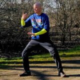 Harald Hutter macht Qi-Gong Bewegungen im Park