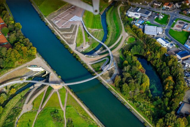 Von Recklinghausen nach Castrop-Rauxel führt die Brücke „Sprung über die Emscher“ über den Rhein-Herne-Kanal und die Emscher im Natur- und Wasser-Erlebnispark Emscherland.