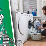 Mann befüllt die Waschmaschine.