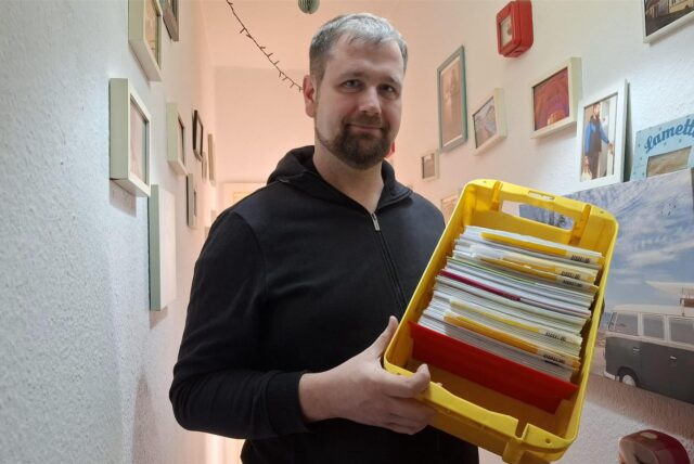 Björn Jadzinski zeigt die herrenlose Briefkiste.