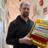 Björn Jadzinski zeigt die herrenlose Briefkiste.