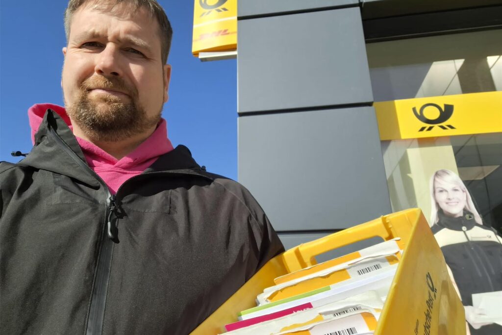 Björn Jadzinski vor der Postagentur am Moselbach. Björn Jadzinski vor der Postagentur am Moselbach.