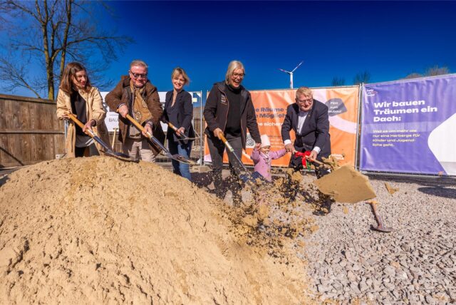 Spatenstich auf Gut Königsmühle in Dortmund Ellinghausen mit Architektin Imke Sass, Thomas Kocher vom Kuratorium, Bauunternehmerin Maria Freundlieb, Stiftungsvorsitzende Sandra Heller (help and hope) und Bürgermeister Norbert Schilff.
