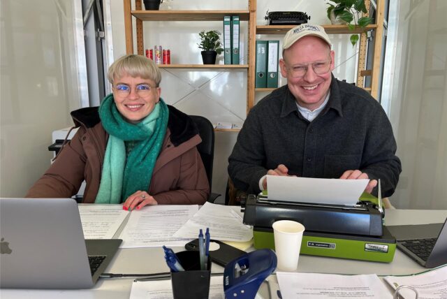 Das Team des „Büros für außerordentliche Schreibangelegenheiten“: Die beiden Autoren Caren Jeß und Tim Holland.