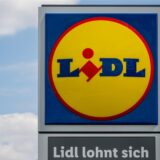 Eine Stele mit dem Logo des Discounters Lidl steht vor einer Filiale in Leipzig.
