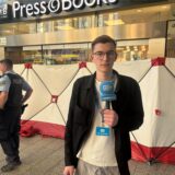 Ruhr Nachrichten-Reporter Julius Obhues steht am Hauptbahnhof Dortmund, wo ein Mann einen Ticketverkäufer schwer verletzt hat.