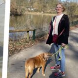 Collage: links eine kleine Nutria, rechts eine Spaziergängerin  mit Hund im Volksgarten Lütgendortmund.