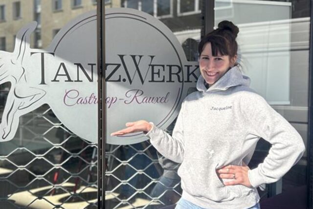 Jacqueline Esser steht vor ihrem Eingang an der Wittener Straße 32 in Castrop-Rauxel.