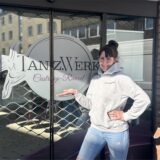 Jacqueline Esser steht vor ihrem Eingang an der Wittener Straße 32 in Castrop-Rauxel.