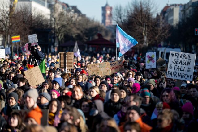 Menschen nehmen an der Demonstration «Flinta* March 2025» für feministische Politik in Berlin-Mitte teil.