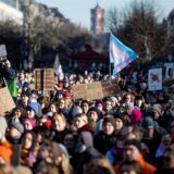 Menschen nehmen an der Demonstration «Flinta* March 2025» für feministische Politik in Berlin-Mitte teil.
