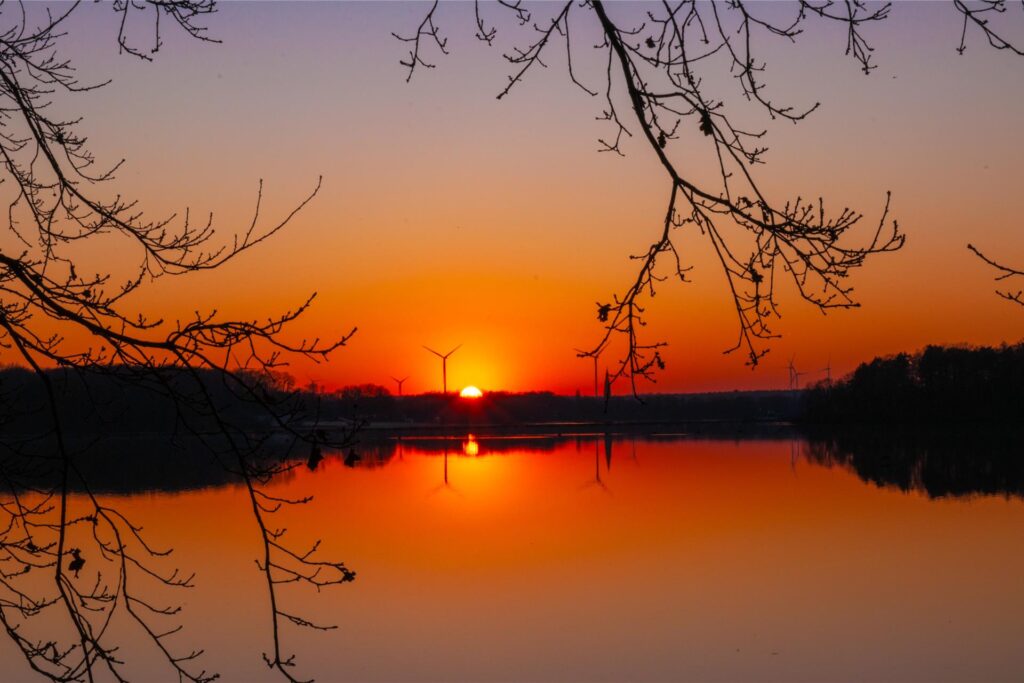 Sonnenuntergang und Dämmerung mit Blick über dem Halterner Stausee