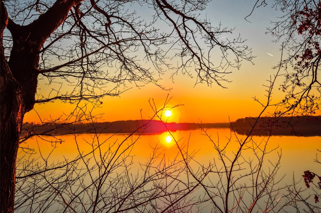 Sonnenuntergang und Dämmerung mit Blick über dem Halterner Stausee