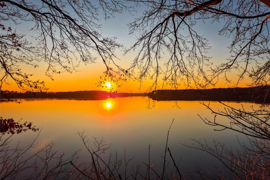 Sonnenuntergang und Dämmerung mit Blick über dem Halterner Stausee