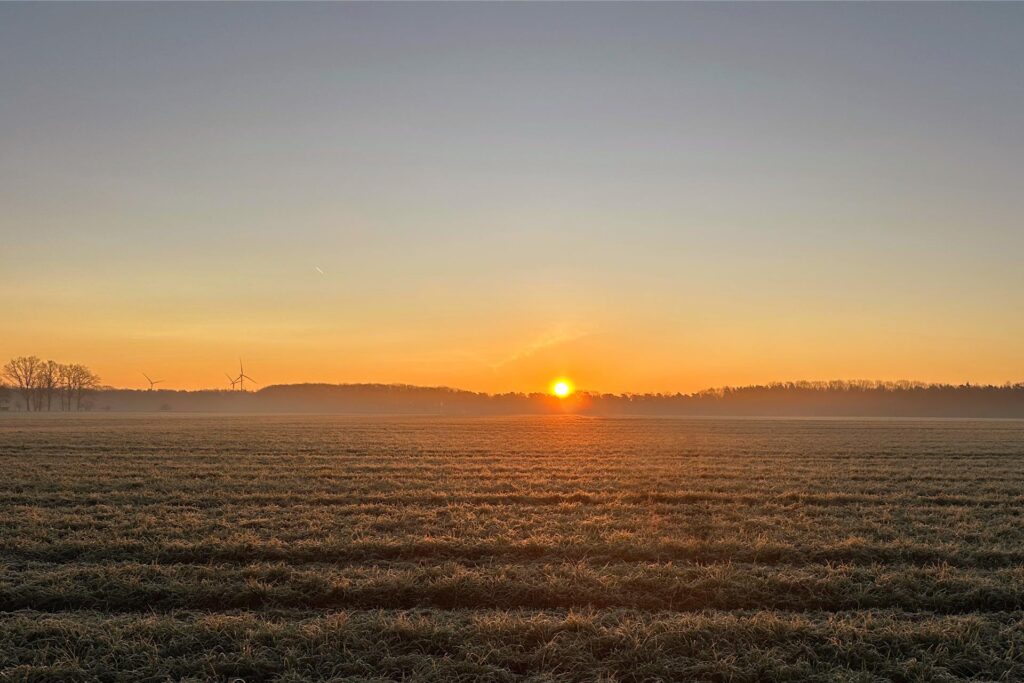 Sonnenaufgang und Dämmerung mit Blick auf die Deutener Wiesen Felder in Dorsten