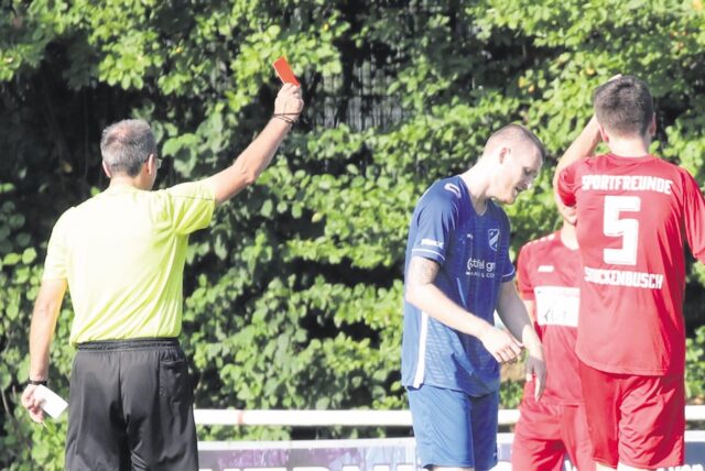 Im Hinspiel sah Hochlars Felix Matena (blaues Trikot) Gelb-Rot, Stuckenbuschs Tim Keppler (nicht im Bild) bekam sogar glatt Rot.