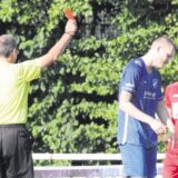 Im Hinspiel sah Hochlars Felix Matena (blaues Trikot) Gelb-Rot, Stuckenbuschs Tim Keppler (nicht im Bild) bekam sogar glatt Rot.