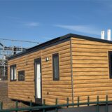 30 solcher Module kaufte die Stadt Castrop-Rauxel aus Zuwendungen für die Unterstützung der Kommunen in Sachen Russland-Krieg in der Ukraine. Sie stehen nun vorerst auf dem Gelände von Rain Carbon in der Nähe der Juliusstraße.