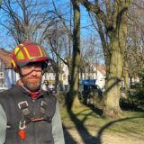 Ein Mann mit rotem Helm und Weste steht auf dem Vorhof der St.-Marien-Kirche in Waltrop.