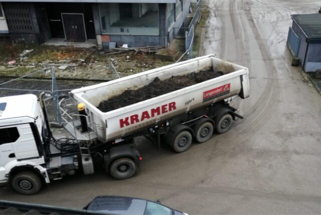 Ein Lkw fährt an Heiko Trespenhofers Fenster in Recklinghausen vorbei – auf dem Weg zum Baugebiet Kirschgärten an der Castroper Straße.