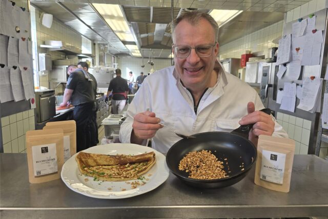 In der herzhaften Variante füllt Koch Günther Overkamp den Buchweizen-Pfannkuchen mit Ziegenkäse, Tomaten und Bärlauch. Rechts geröstete Bucheckern. Die passen ins Müsli oder mit etwas Nougat zum Vanillepudding.