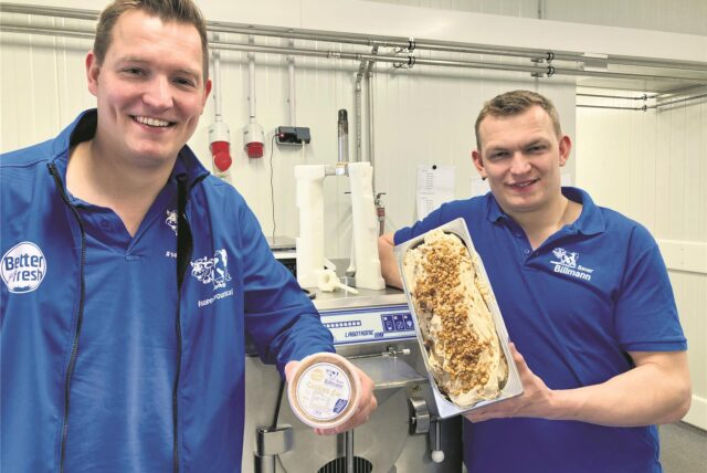 Zwei junge Männer mit Eis im Fünf-Liter-Behälter und im kleinen Becher.