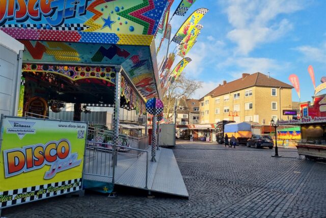 Ein Kirmes-Fahrgeschäft steht auf dem Neumarkt in Datteln.