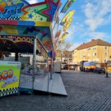 Ein Kirmes-Fahrgeschäft steht auf dem Neumarkt in Datteln.