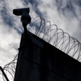 Stacheldraht und Kameras sichern eine Justizanstalt