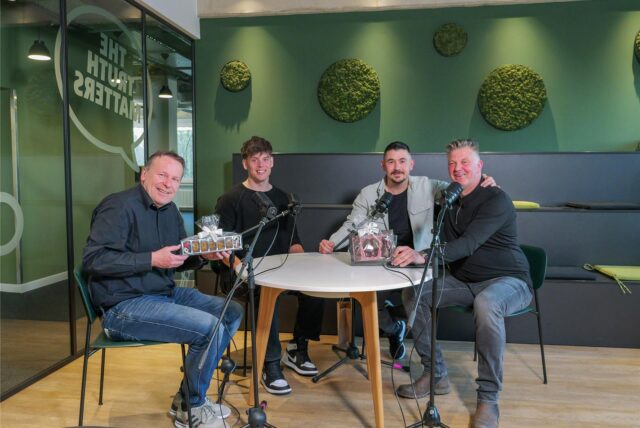 Maik Knoblich (Borussia Ahsen, 2.v.l.) und Levent Oral (Fenerbahce Marl, 3.v.l.) sind zu Gast im Medienhaus Bauer