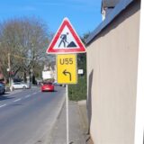 Collage: links ein Bau- und Umleitungsschild in Dortmund-Oespel, rechts DEW21-Sprecherin Gabi Dobovisek.