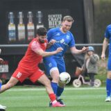 Zwei Spieler vom SV Wacker Obercastrop und Lüner SV kämpfen um den Ball.