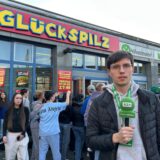 RZ-Volontär Valentin Schneider bei der Eröffnung des Burgerladens Glückspilz am Busbahnhof Recklinghausen.