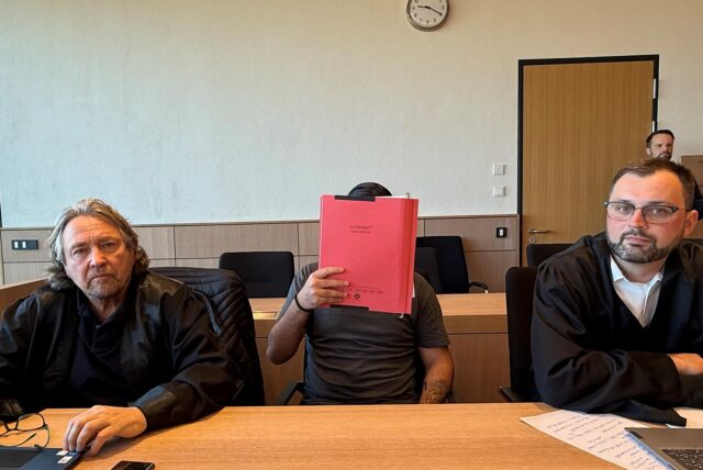 Der Angeklagte aus Selm (Mitte) neben seinen Verteidigern Dieter Kaufmann (links) und Rouven Söchtig (rechts) kurz vor Prozessbeginn am 7. März.
