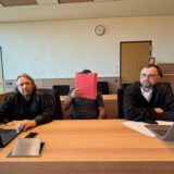 Der Angeklagte aus Selm (Mitte) neben seinen Verteidigern Dieter Kaufmann (links) und Rouven Söchtig (rechts) kurz vor Prozessbeginn am 7. März.