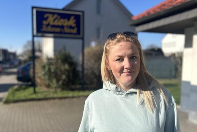 Jana Bothe steht vor dem Schild des Kiosk in Ickern-Nord.