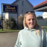 Jana Bothe steht vor dem Schild des Kiosk in Ickern-Nord.