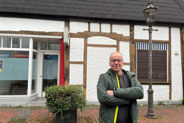 Heinz Loges vor dem Ackerbürgerhaus.