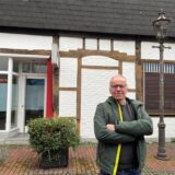 Heinz Loges vor dem Ackerbürgerhaus.