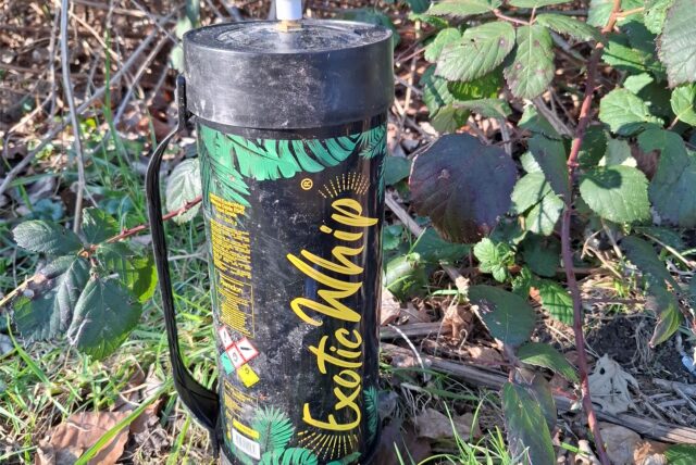 2000 Gramm Lachgas der Marke „Exotic Whip“ in einer Edelstahlgasflasche in einem Gebüsch am Spiel- und Sportpark Castroper Holz. Das Gas ist frei verkäuflich.
