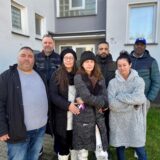 Adil Tamouh (links) und Bewohner stehen vor dem Haus Sonnenschein 48a.