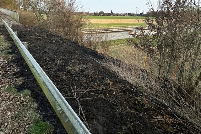 Am Freitag (7.3.) brannte eine Böschung neben der A52 im Bereich des Polsumer Wegs in Altendorf-Ulfkotte.