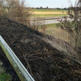 Am Freitag (7.3.) brannte eine Böschung neben der A52 im Bereich des Polsumer Wegs in Altendorf-Ulfkotte.