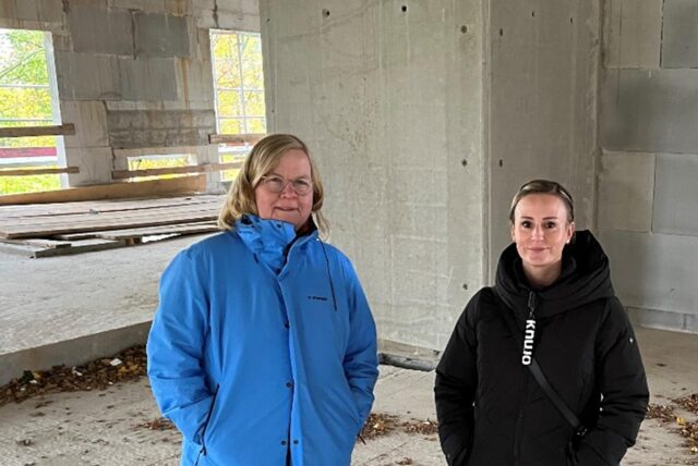 Noch stehen Pfarrerin Merle Vokkert (l.) und Alina Moors, Leiterin des Kindergartens Martin Luther, auf einer Großbaustelle, Im August wird hier die Kita Senfkorn eröffnet.