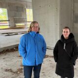 Noch stehen Pfarrerin Merle Vokkert (l.) und Alina Moors, Leiterin des Kindergartens Martin Luther, auf einer Großbaustelle, Im August wird hier die Kita Senfkorn eröffnet.