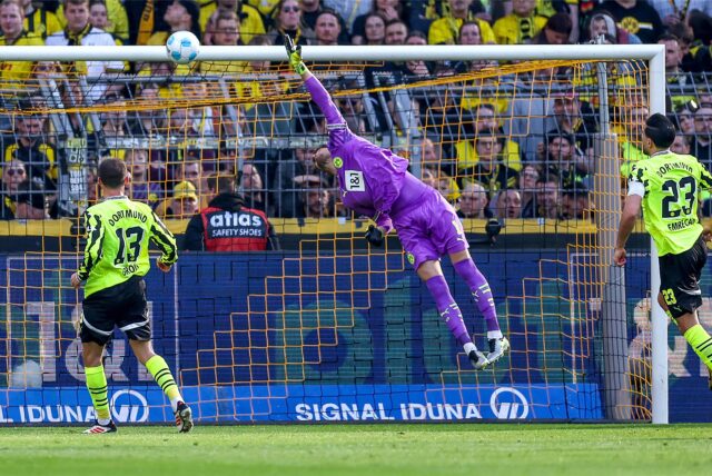 Gregor Kobel fliegt am Ball vorbei.