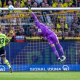 Gregor Kobel fliegt am Ball vorbei.