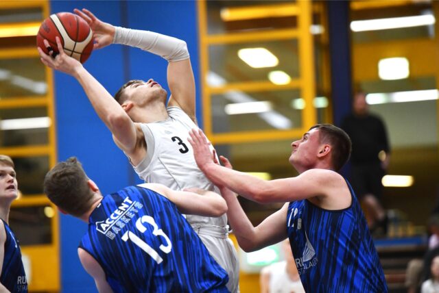 Basketball Regionalliga West 8. März 2025, Rosa-Parks-Halle. Hertener Löwen – Accent Baskets Salzkotten 77:72. Ralfs Skesters wird hier von zwei Sälzern bearbeitet.