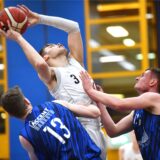 Basketball Regionalliga West 8. März 2025, Rosa-Parks-Halle. Hertener Löwen – Accent Baskets Salzkotten 77:72. Ralfs Skesters wird hier von zwei Sälzern bearbeitet.