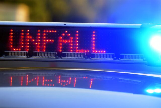 Der Schriftzug „Unfall“ ist neben dem Blaulicht auf dem Dach eines Polizeiautos zu lesen.